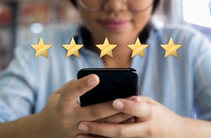 customer-rating-5-stars-on-phone